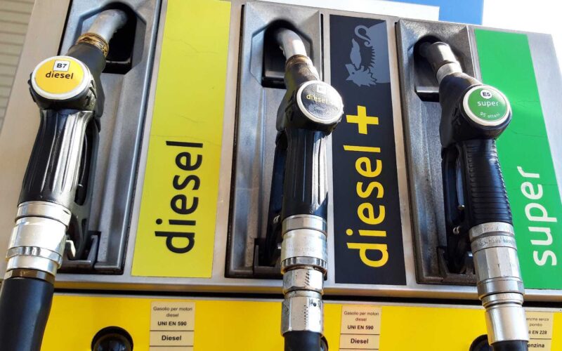 Prosegue la scalata dei carburanti: Federconsumatori non ci sta